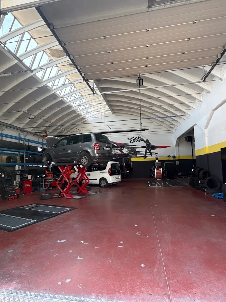 Interno reale dell'officina Reggio Motor Gomme